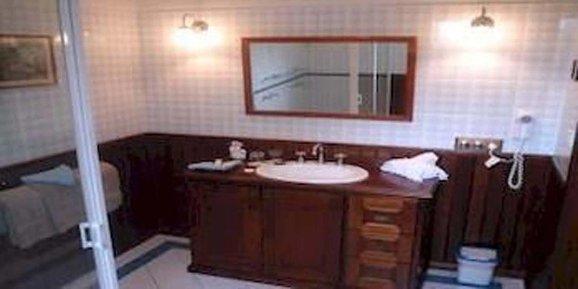 Walton House Bed & Breakfast ฮิวอันวิลล์ ภายนอก รูปภาพ